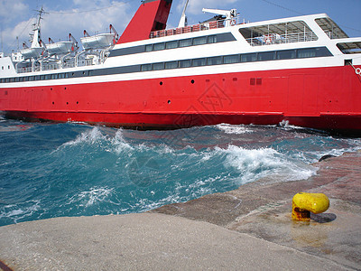 码头的船晴天航程照明器甲板海岸旅行红色管道白色港口图片