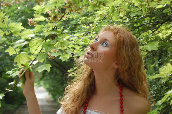 在树林里女孩木头头发珠子白色绿色裙子晴天红色森林图片