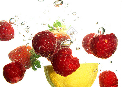 飞溅果汁和草莓水果新鲜背景