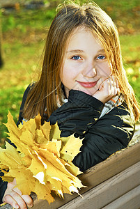 秋天的少女金发女郎森林女孩幸福女孩们微笑孩子们晴天孩子花束图片
