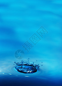 水滴 下降下来圆圈液体涟漪天空宏观环境海浪蓝色飞溅卫生图片