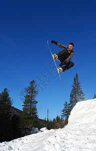 灰色滑雪机在空中跳高运动天空乐趣冒险高山爬坡男人青少年危险山脉图片