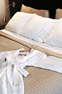 带浴袍的旅馆床寝具毯子休息亚麻房间床单房子风格靠垫奢华图片