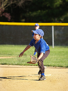 小联盟棒球选手享受消遣竞争游戏运动员行动孩子男生竞赛野手图片