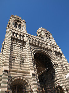 马赛拉大教堂宗教教会双色天空蓝色城市石头教堂图片
