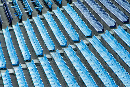 体育场座位灰色塑料运动观众看台命令天蓝色部门椅子蓝色背景图片
