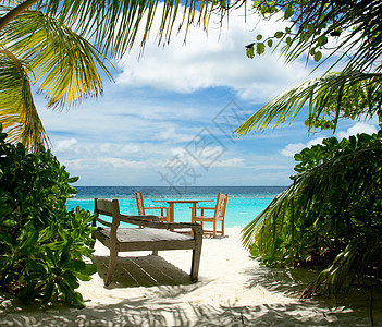 海滩上的浪漫咖啡厅阴影海洋长沙发热带孤独太阳床椅子天空假期闲暇图片