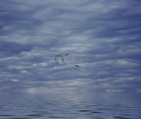 与天空和雨水多云白色危险环境农村蓝色国家场景天气土地图片