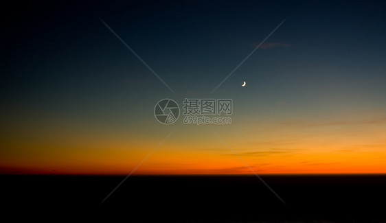 夕阳晚落天空图片