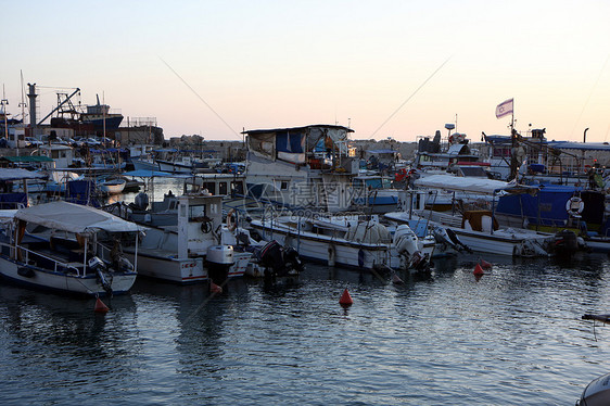 日落时的旧港口漂浮城市支撑海岸码头海洋海港村庄钓鱼帆船图片