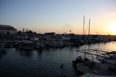 日落时的旧港口运河支撑天空海洋反射假期石头蓝色村庄城市图片