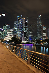 新加坡市夜间蓝天反射商业摩天大楼景观天际城市场景旅行建筑图片