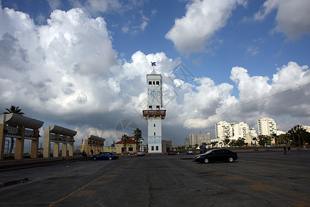有灯塔和时钟的大停车场图片