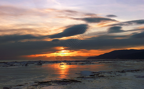 Baikal湖上的日落日晒图片