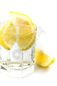 苏汽水和柠檬片口渴气泡补品冻结飞溅饮料苏打液体玻璃柠檬图片