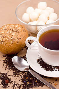 茶 马扎里拉和面包谷物勺子杯子面包屑玻璃产品香气宏观小麦补品图片