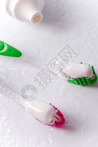 浴室海边牙膏和牙刷化妆品美丽白色产品福利管子绿色牙科粉色茶点背景