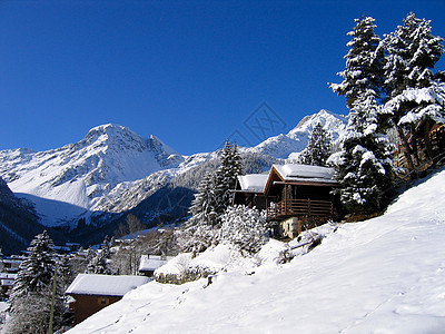 雪白山谷中的小屋图片