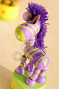 木制玩具绿色条纹木头宏观紫色图片