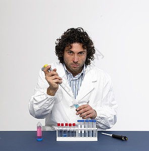 科学家在实验室中工作管子安全实验化学品药剂师工人手套测量药品药理图片