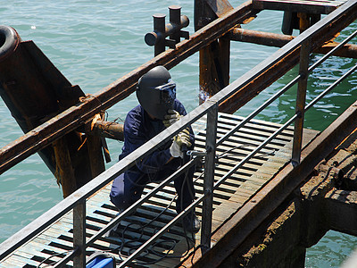 海上附近的焊接经营人图片