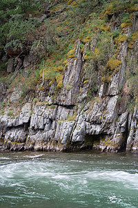 萨扬山脉岩石石头瀑布爬坡溪流海浪森林灰色阴影蓝色图片