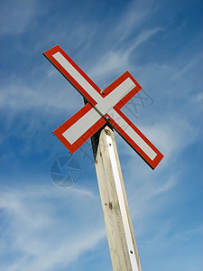 蓝色天空背景的铁路跨越标牌图片