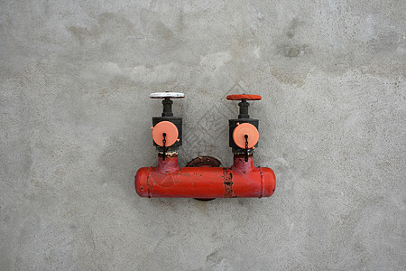 水泥墙上的红铁阀门工程龙头渡槽管道气体红色水管分发设施供水图片