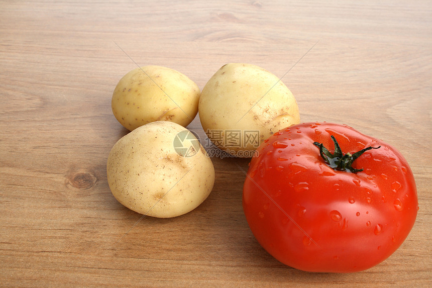 新鲜番茄和土豆图片