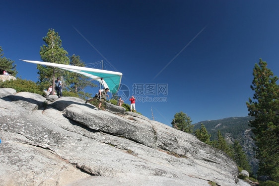 挂星光太阳巨石速度公园背包空气运动荒野翅膀跳伞图片