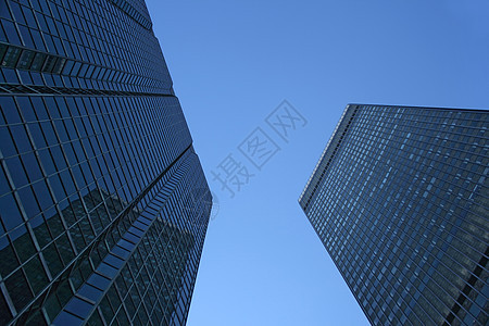 仰望摩天大楼企业生长办公楼市中心城市房地产蓝天建筑玻璃天空图片
