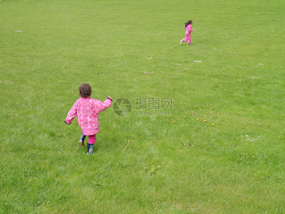 运行中乐趣粉色孩子们跑步孩子姐妹女孩们环境公园场地图片