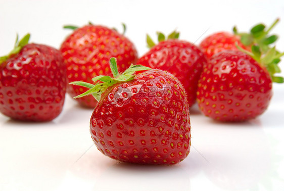 拍摄一堆新鲜草莓饮食健康饮食甜食养分静物甜点影棚食物浆果红色图片