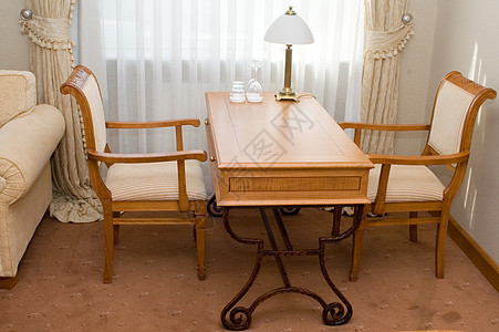 表格和主席玻璃旅馆房间休息室地面酒店窗帘座位椅子软垫图片
