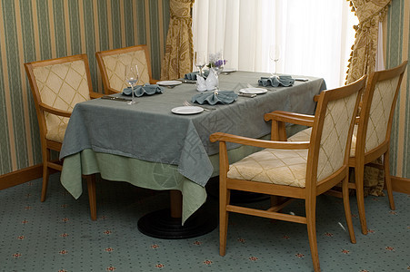 内地餐馆盘子桌子椅子亚麻早餐桌布餐巾午餐用餐酒杯图片