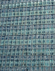摩天大楼窗户上的绿色反射物图片