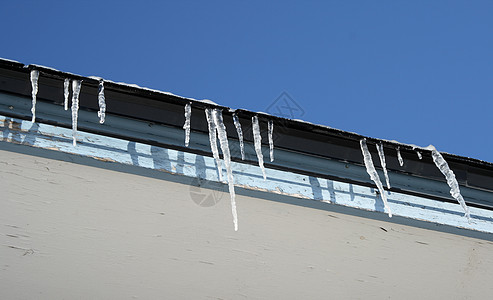 冬天天气明亮 屋顶有冰棍背景图片