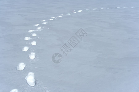 雪中脚印路径图片