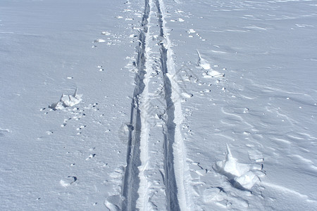 穿越冬季地形的滑雪路线图片