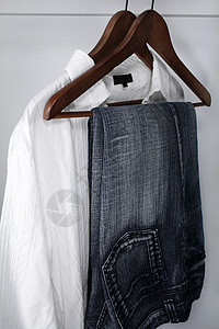男子服装     蓝色牛仔裤和白衬衫图片