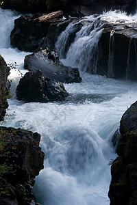 Rogue峡谷瀑布公园激流山沟岩石树木绿色急流风景天空图片