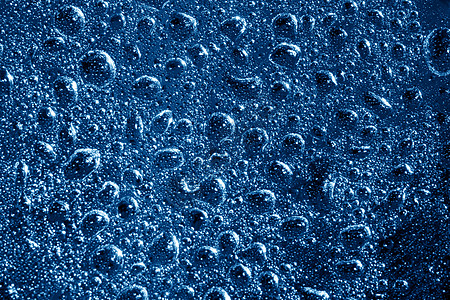 水滴珠子蓝色气泡淋浴玻璃宏观天气雨水风暴飞沫背景图片