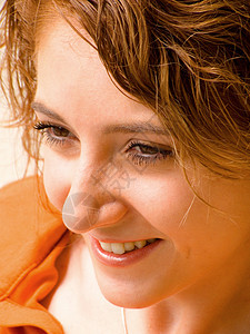 微笑姿势女孩红色女士棕色橙子女性眼睛幸福头发图片