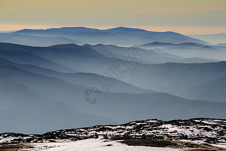冬季风景栅栏旅行山脉旅游滑雪房子冻结爬坡岩石粉末图片