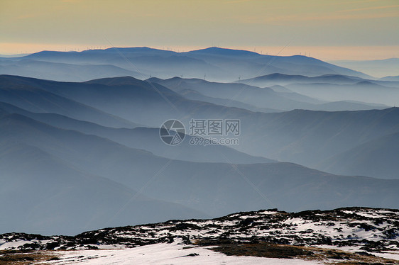 冬季风景栅栏旅行山脉旅游滑雪房子冻结爬坡岩石粉末图片