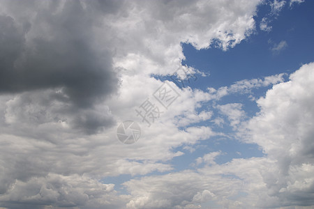 云在天上天气多云苍穹雨云蓝色天穹背景图片