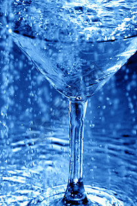 水滴宏观卫生玻璃流动瓶子温泉液体蓝色口渴气泡图片