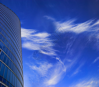 蓝天上天空的摩天大楼外表图片