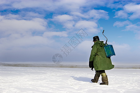 冰雪渔民离家出走男人钓鱼阳光冰钻天空冰钓服装闲暇多云爱好图片
