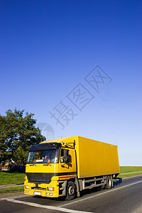 黄色卡车汽车车轮载体蓝色商业货运送货货车天空车辆图片